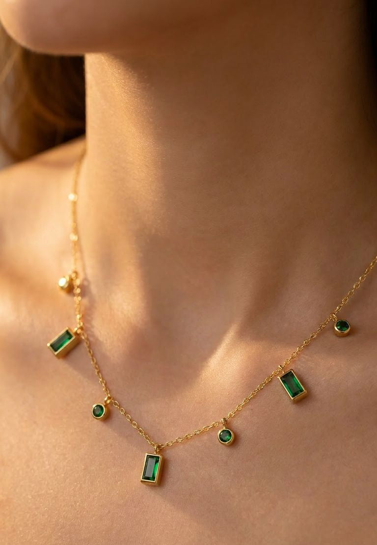Emerald Regal Necklace ( Golden ) - HYZORA