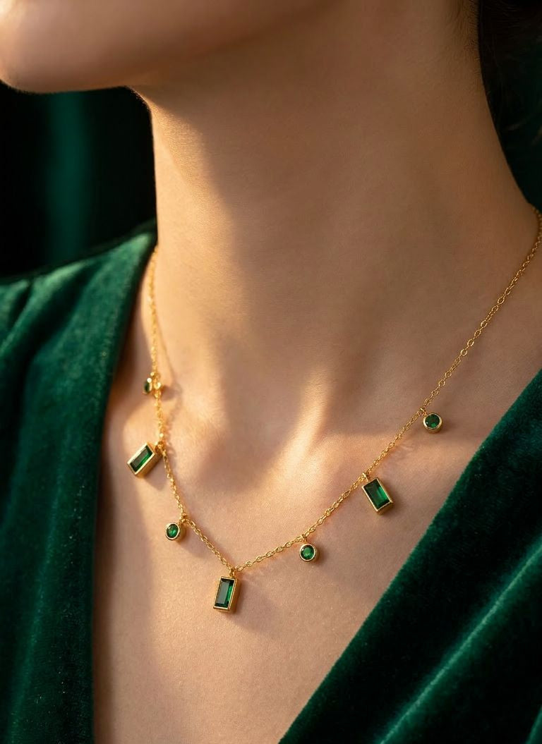 Emerald Regal Necklace ( Golden ) - HYZORA