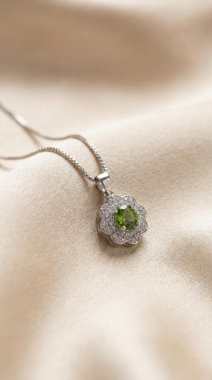 Emerald Bloom Necklace - HYZORA